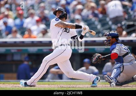 DETROIT, MI - 12. JUNI: Detroit Tigers Shortstop Javier Baez (28) schlägt am 12. Juni 2022 im Comerica Park in Detroit, Michigan gegen die Toronto Blue Jays. Die Blue Jays besiegten die Tigers mit 6:0. (Joe Robbins/Image of Sport) Stockfoto