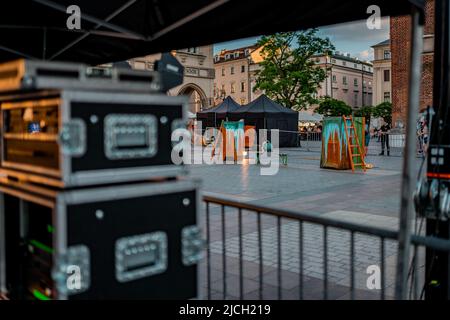 Mitglieder des Feuerwehrtheaters Mandragora treten im Rahmen der jährlichen Noc Teatrów (Nacht des Theaters)-Veranstaltung in Kraków auf. Stockfoto