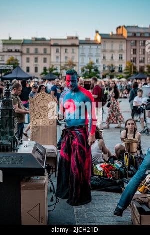 Mitglieder des Feuerwehrtheaters Mandragora treten im Rahmen der jährlichen Noc Teatrów (Nacht des Theaters)-Veranstaltung in Kraków auf. Stockfoto