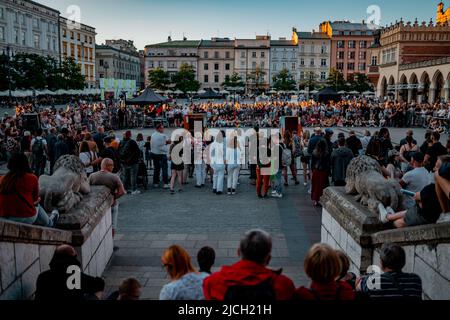 Mitglieder des Feuerwehrtheaters Mandragora treten im Rahmen der jährlichen Noc Teatrów (Nacht des Theaters)-Veranstaltung in Kraków auf. Stockfoto