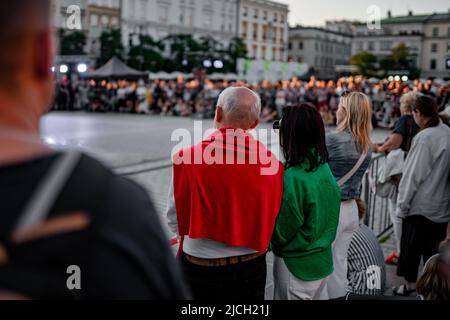 Mitglieder des Feuerwehrtheaters Mandragora treten im Rahmen der jährlichen Noc Teatrów (Nacht des Theaters)-Veranstaltung in Kraków auf. Stockfoto