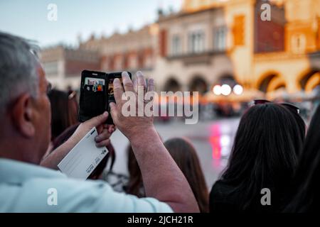Mitglieder des Feuerwehrtheaters Mandragora treten im Rahmen der jährlichen Noc Teatrów (Nacht des Theaters)-Veranstaltung in Kraków auf. Stockfoto