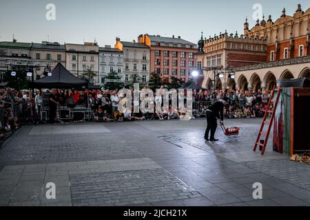 Mitglieder des Feuerwehrtheaters Mandragora treten im Rahmen der jährlichen Noc Teatrów (Nacht des Theaters)-Veranstaltung in Kraków auf. Stockfoto