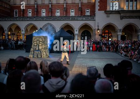Mitglieder des Feuerwehrtheaters Mandragora treten im Rahmen der jährlichen Noc Teatrów (Nacht des Theaters)-Veranstaltung in Kraków auf. Stockfoto
