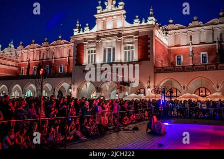 Mitglieder des Feuerwehrtheaters Mandragora treten im Rahmen der jährlichen Noc Teatrów (Nacht des Theaters)-Veranstaltung in Kraków auf. Stockfoto