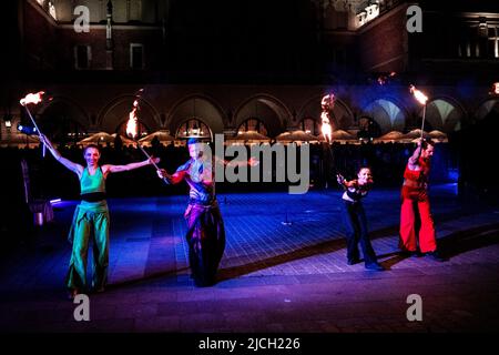 Mitglieder des Feuerwehrtheaters Mandragora treten im Rahmen der jährlichen Noc Teatrów (Nacht des Theaters)-Veranstaltung in Kraków auf. Stockfoto