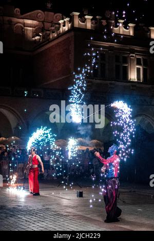 Mitglieder des Feuerwehrtheaters Mandragora treten im Rahmen der jährlichen Noc Teatrów (Nacht des Theaters)-Veranstaltung in Kraków auf. Stockfoto
