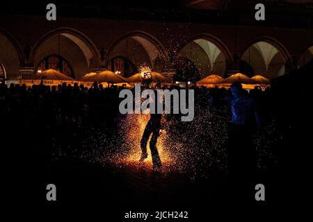 Mitglieder des Feuerwehrtheaters Mandragora treten im Rahmen der jährlichen Noc Teatrów (Nacht des Theaters)-Veranstaltung in Kraków auf. Stockfoto
