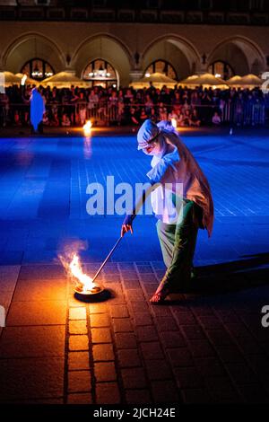 Mitglieder des Feuerwehrtheaters Mandragora treten im Rahmen der jährlichen Noc Teatrów (Nacht des Theaters)-Veranstaltung in Kraków auf. Stockfoto