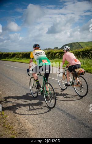Radsportpaar, das am Veloretro Vintage Cycling Event, Ulverston, Cumbria, UK, teilnimmt. Stockfoto