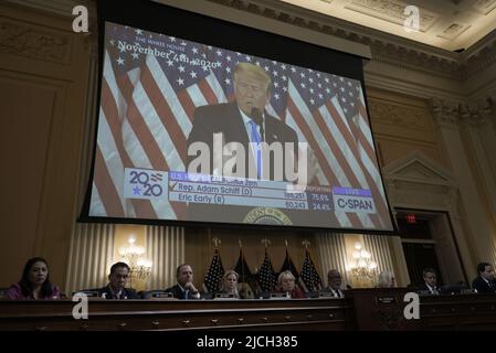 Washington, Usa. 13.. Juni 2022. Ein Video von Präsident Donald Trump, der am 4. November 2020 sprach, wird gezeigt, während das Auswahlkomitee des Repräsentantenhauses, das den Angriff auf das US-Kapitol vom 6. Januar untersucht, am Montag, dem 13. Juni 2022, eine öffentliche Anhörung auf dem Capitol Hill in Washington, DC, veranstaltet, um die Ergebnisse einer einjährigen Untersuchung zu diskutieren. Foto von Ken Cedeno/UPI Credit: UPI/Alamy Live News Stockfoto