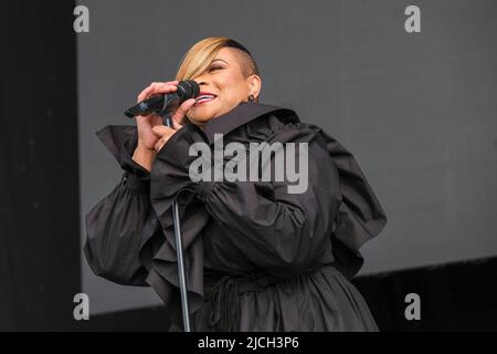 Gabrielle (Louise Gabrielle Bobb) tritt beim Cambridge Club Festival im Childerley Orchard, Cambridge, Großbritannien, auf. 12. Juni 2022 Stockfoto