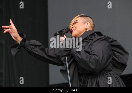 Gabrielle (Louise Gabrielle Bobb) tritt beim Cambridge Club Festival im Childerley Orchard, Cambridge, Großbritannien, auf. 12. Juni 2022 Stockfoto