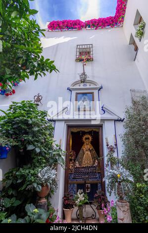 Patio en primavera con una capilla que contiene la imagen de Nuestra Señora de la Salud. Córdoba, España Stockfoto