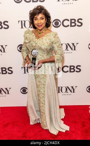 New York, NY - 12. Juni 2022: Phylicia Rashad gewann die Beste Leistung einer Schauspielerin in einer Hauptrolle in einem Theaterstück für „Skeleton Key“-Posen im Presseraum der Radio City Music Hall Stockfoto