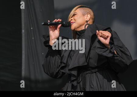 Gabrielle (Louise Gabrielle Bobb) tritt beim Cambridge Club Festival im Childerley Orchard, Cambridge, Großbritannien, auf. 12. Juni 2022 Stockfoto