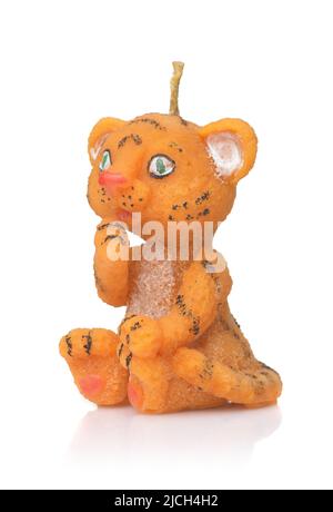 Handgemachte dekorative weihnachtskerze Tiger isoliert auf weiß Stockfoto