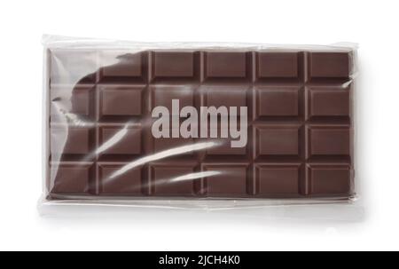 Draufsicht auf dunkle Schokolade in transparenter Kunststoffverpackung isoliert auf Weiß Stockfoto
