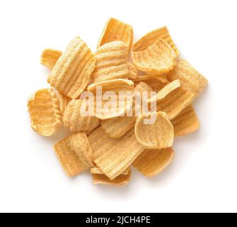 Draufsicht auf gepuffte gekräuselte Chips isoliert auf Weiß Stockfoto