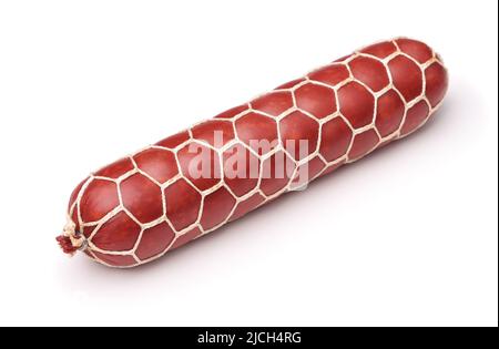 Ganze geräucherte Wurst in Stringnetz isoliert auf weiß Stockfoto