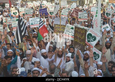 Lahore, Pakistan. 12.. Juni 2022. Aktivisten der pakistanischen Sunniten Tehreek und Shubban Khatm e Nabuwat rufen Slogans, während sie ein Abbild verbrennen, das die ehemalige Sprecherin der Bharatiya Janata Party, Nupur Sharma, während eines Protestes gegen Sharmas Äußerungen zum Propheten Mohammed in Lahore, Pakistan, am 12. Juni 2022 darstellt. (Foto von Rana Sajid Hussain/Pacific Press/Sipa USA) Quelle: SIPA USA/Alamy Live News Stockfoto