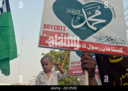 Lahore, Pakistan. 12.. Juni 2022. Aktivisten der pakistanischen Sunniten Tehreek und Shubban Khatm e Nabuwat rufen Slogans, während sie ein Abbild verbrennen, das die ehemalige Sprecherin der Bharatiya Janata Party, Nupur Sharma, während eines Protestes gegen Sharmas Äußerungen zum Propheten Mohammed in Lahore, Pakistan, am 12. Juni 2022 darstellt. (Foto von Rana Sajid Hussain/Pacific Press/Sipa USA) Quelle: SIPA USA/Alamy Live News Stockfoto