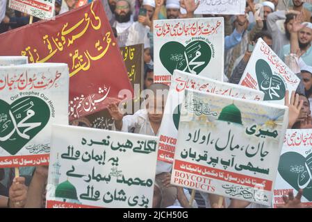 Lahore, Pakistan. 12.. Juni 2022. Aktivisten der pakistanischen Sunniten Tehreek und Shubban Khatm e Nabuwat rufen Slogans, während sie ein Abbild verbrennen, das die ehemalige Sprecherin der Bharatiya Janata Party, Nupur Sharma, während eines Protestes gegen Sharmas Äußerungen zum Propheten Mohammed in Lahore, Pakistan, am 12. Juni 2022 darstellt. (Foto von Rana Sajid Hussain/Pacific Press/Sipa USA) Quelle: SIPA USA/Alamy Live News Stockfoto