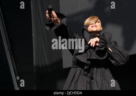 Gabrielle (Louise Gabrielle Bobb) tritt beim Cambridge Club Festival im Childerley Orchard, Cambridge, Großbritannien, auf. 12. Juni 2022 Stockfoto