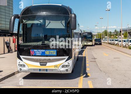 Rho, Lombardei, Italien - 9. Juni 2022: Shuttle-Bus-Haltestelle vor der Mailänder Messe. Flughafen Shuttle Service Bus. Stockfoto