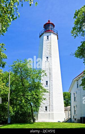 Sandy Hook Lighthouse befindet sich in Fort Hancock, New Jersey und wurde am 11. Juni 1764 zum ersten Mal beleuchtet. Der Leuchtturm ist Teil der Sandy Hook Unit of Gate Stockfoto