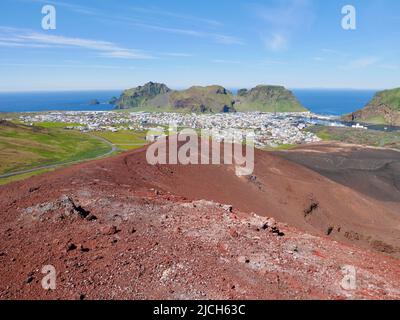 Panoramablick auf Heimaey vom Vulkan Eldfell aus. Stockfoto