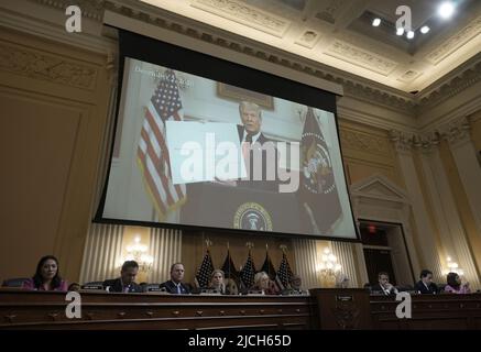 Washington, Usa. 13.. Juni 2022. Ein Video von Präsident Donald Trump, der über die Abstimmungen spricht, die am 2. Dezember 2020 fallen, wird gezeigt, während das Auswahlkomitee des Repräsentantenhauses, das den Angriff auf das US-Kapitol vom 6. Januar untersucht, eine öffentliche Anhörung abhält, um die Ergebnisse einer einjährigen Untersuchung auf dem Capitol Hill in Washington zu diskutieren. DC am Montag, den 13. Juni 2022. Foto von Ken Cedeno/UPI Credit: UPI/Alamy Live News Stockfoto