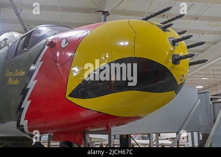 Liberal, Kansas - Das Mid-America Air Museum. Das Museum zeigt über 100 Flugzeuge. Eine B-25 ist mit acht Maschinengewehren auf der Nase abgebildet. Stockfoto