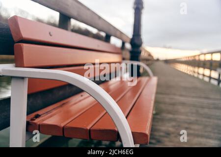 Bank auf der Promenade im Dorf Yantarniy Stockfoto