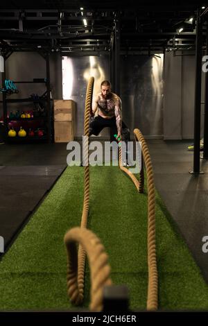 Seil Lager Fitness Green man Gras Training Fitness-Studio muskulös jung, für starke Kraft aus der körperlichen durch gesunde Aktivität, Person Muskel. Kreuz Stockfoto