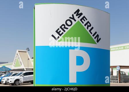 MASSANASSA, SPANIEN - 06. JUNI 2022: Leroy Merlin ist ein französischer Baumarkt- und Gartenhändler Stockfoto