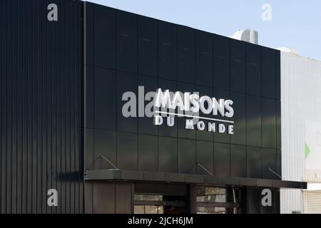MASSANASSA, SPANIEN - 06. JUNI 2022: Maisons du Monde ist ein französisches Möbel- und Einrichtungsunternehmen Stockfoto