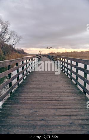 Holzpromenade im Dorf Yantarniy. Park Holzweg. Gebiet von Königsberg Stockfoto