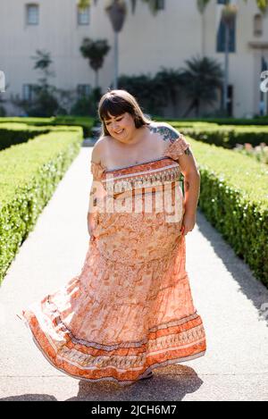 Plus Size-Modell trägt die Schulter Maxi-Kleid in San Diego Stockfoto