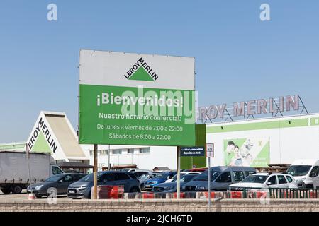 MASSANASSA, SPANIEN - 06. JUNI 2022: Leroy Merlin ist ein französischer Baumarkt- und Gartenhändler Stockfoto