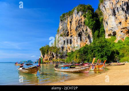 Langboot am tropischen Strand, Tonsai Bay, Railay Beach, Ao N Stockfoto