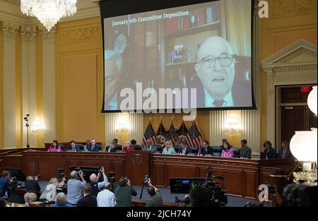 Washington, Usa. 13.. Juni 2022. Ein Video von Rudy Giuliani wird gezeigt, während das Auswahlkomitee des Repräsentantenhauses, das den Angriff auf das US-Kapitol vom 6. Januar untersucht, am Montag, den 13. Juni 2022, eine öffentliche Anhörung auf dem Capitol Hill in Washington, DC, veranstaltet, um die Ergebnisse einer einjährigen Untersuchung zu diskutieren. Pool Foto von Mandel Ngan/UPI Kredit: UPI/Alamy Live News Stockfoto