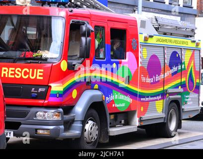 Feuerwehrmann The Lancashire Fire and Rescue Service, dekoriert in LGBT Pride Farben, Preston, Lancashire, England, Vereinigtes Königreich, Britische Inseln. Stockfoto