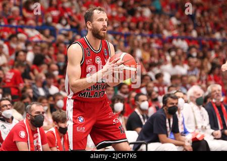 Mailand, Italien. 12.. Juni 2022. Italien, Mailand, 12 2022. juni: Sergio Rodriguez (Armani Guard #13) Einwurf im 4.. Quartal während des Basketballspiels A/X Armani Exchange Milan vs Virtus Bologna, Finale game3 LBA 2021-2022 im Mediolanum Forum (Foto von Fabrizio Andrea Bertani/Pacific Press/Sipa USA) Kredit: SIPA USA/Alamy Live News Stockfoto