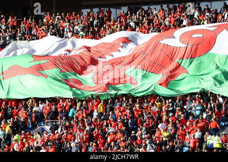 Fans von Wales. UEFA Nations League, Spiel der Gruppe D, Wales gegen Belgien im Cardiff City Stadium in Cardiff, South Wales, am Samstag, den 11.. Juni 2022. Editor Stockfoto