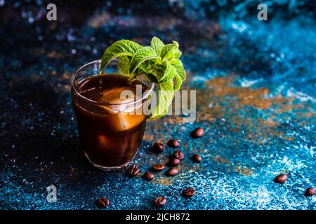 Kaffeecocktail im Glas mit Minze und Eis Stockfoto