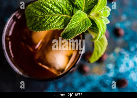 Kaffeecocktail im Glas mit Minze und Eis Stockfoto