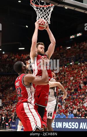 Mailand, Italien. 12.. Juni 2022. Italien, Mailand, 12 2022. juni: NicolÃ² Melli (Armani Forward #9) Verteidigungsrückgang beim Basketballspiel A/X Armani Exchange Milan vs Virtus Bologna, Finale game3 LBA 2021-2022 beim Mediolanum Forum (Bildnachweis: © Fabrizio Andrea Bertani/Pacific Press via ZUMA Press Wire) Stockfoto