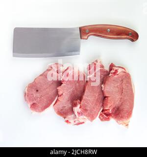 Rohes Kalbsfilet, verschiedene Steaks aus rohem Rindfleisch zum Grillen mit Fleischmesser auf weißem Hintergrund Stockfoto