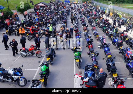 Die Biker steigen in der Squires Cafe Bar in North Yorkshire auf, um auf eine Benefizfahrt zum Eden Camp zu gehen. Über 350 nahmen an der Veranstaltung Teil. Stockfoto